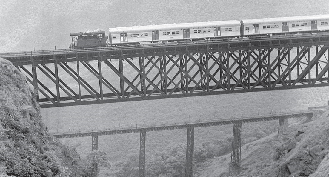 Trem atravessando a Serra do Mar