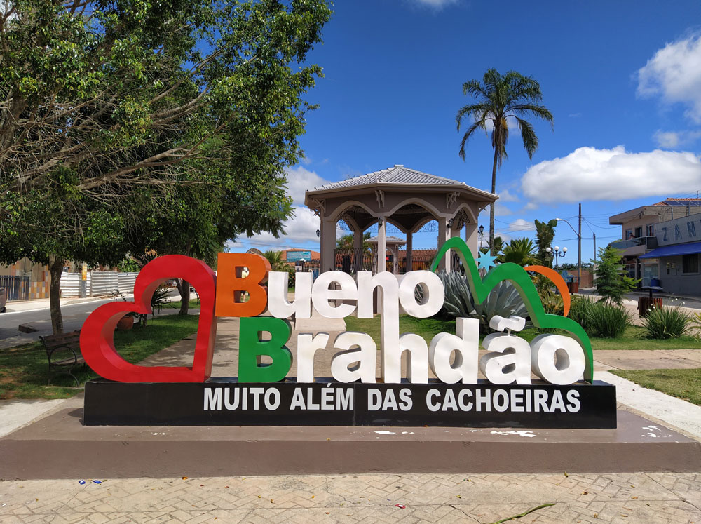 Praça central de Bueno Brandão