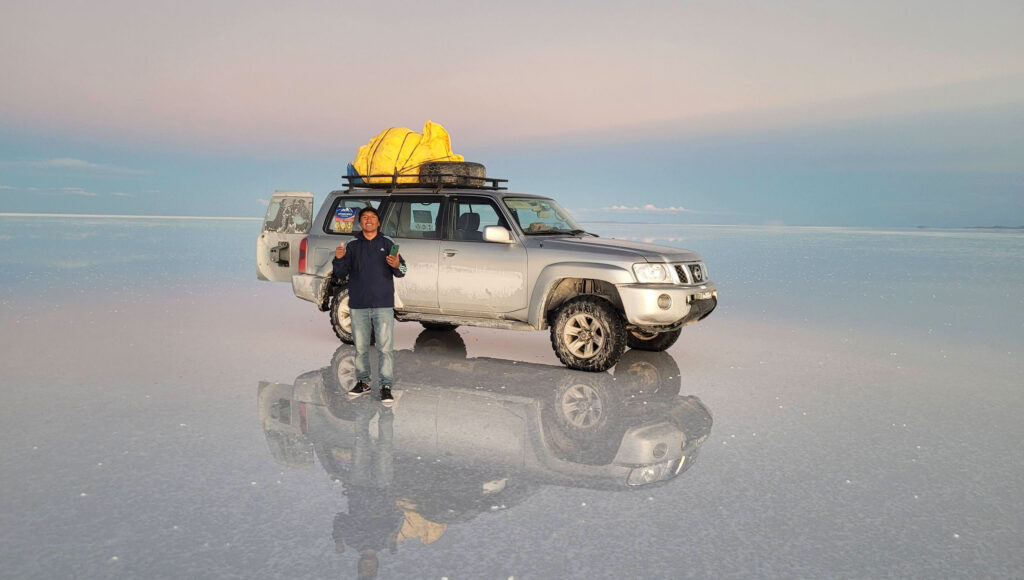 Carro no Salar de Uyuni