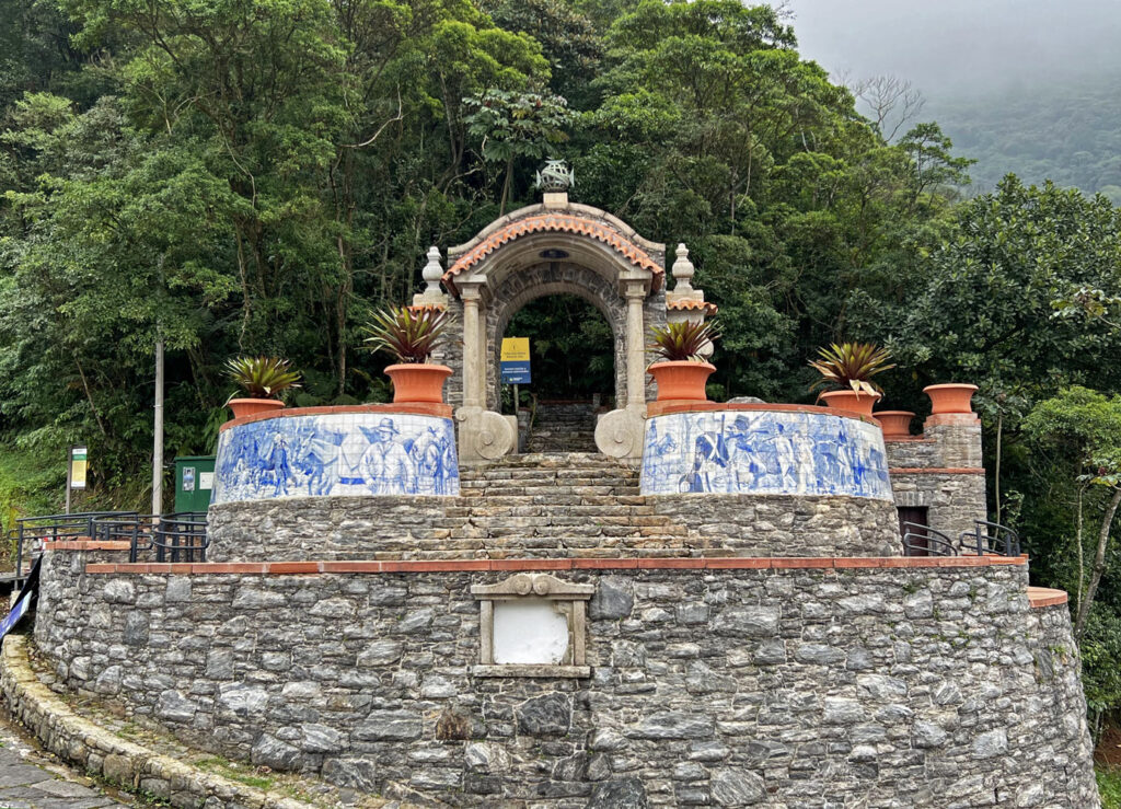 Monumento histórico do Parque Caminhos do Mar