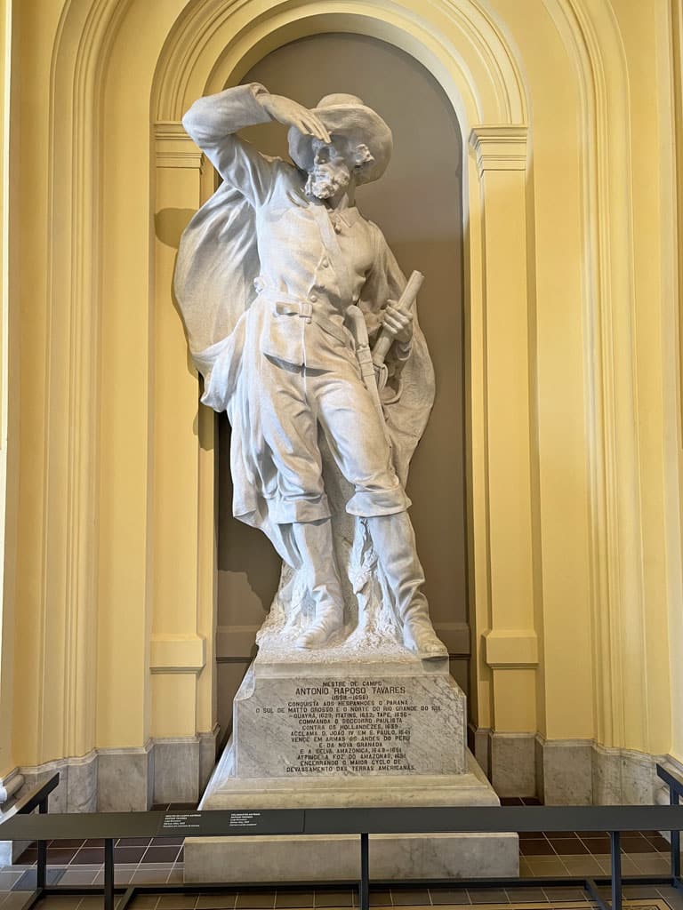 Estátua do bandeirante Antonio Raposo tavares exposta no Museu do Ipiranga