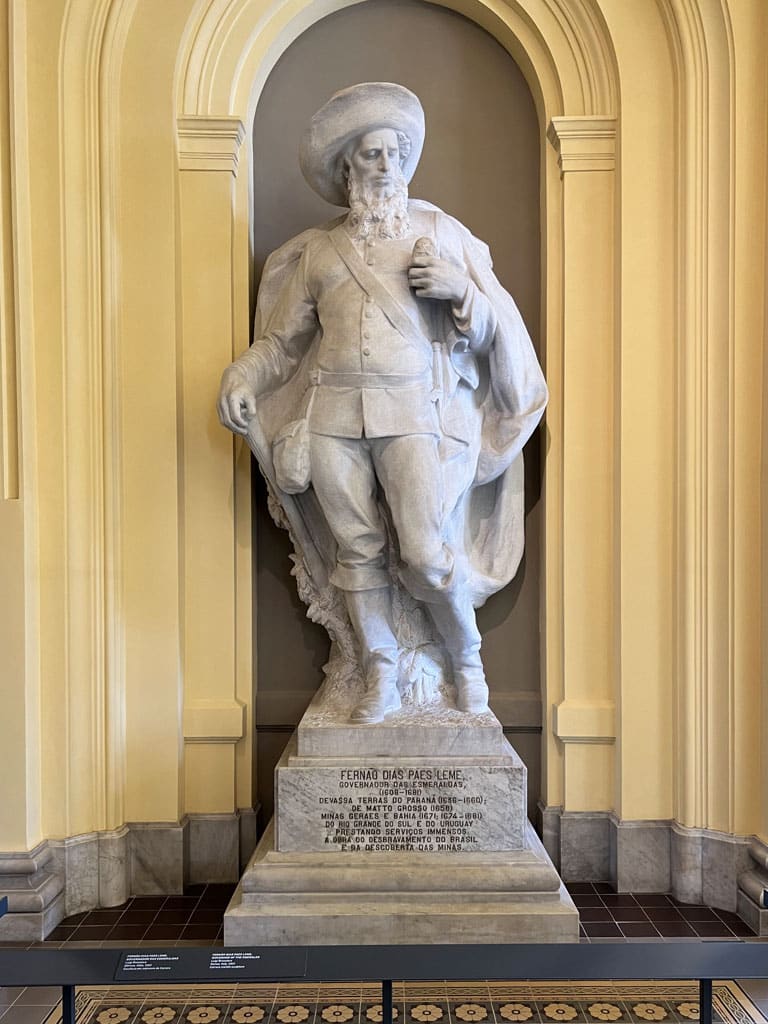 Estátua do bandeirante Fernão Dias Paes Leme exposta no Museu do Ipiranga